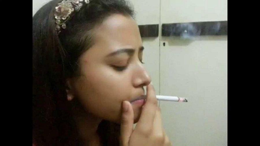 Indian Actress Caught Smoking & Drinking in Real Life Photos