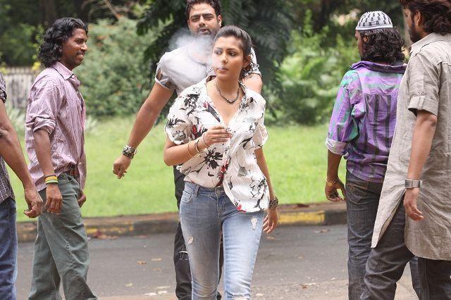 Indian Actress Caught Smoking & Drinking in Real Life Photos