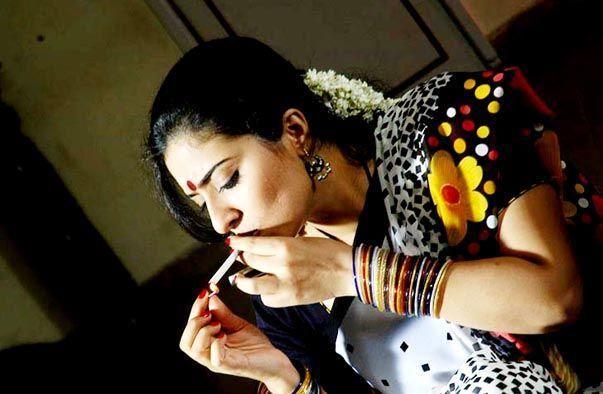 Indian Actress Caught Smoking & Drinking in Real Life Photos
