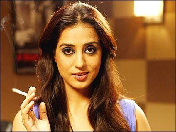 Indian Actress Caught Smoking & Drinking in Real Life Photos