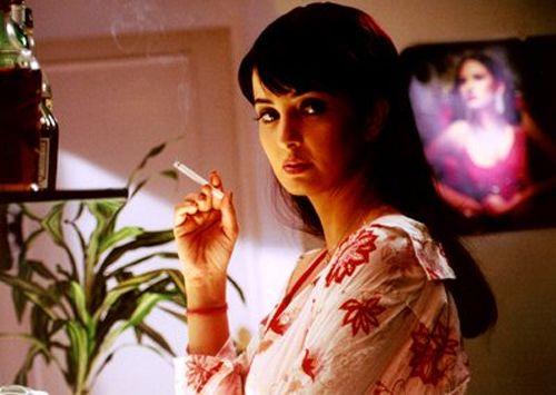 Indian Actress Caught Smoking & Drinking in Real Life Photos