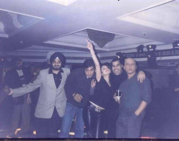 Indian Actress Caught Smoking & Drinking in Real Life Photos