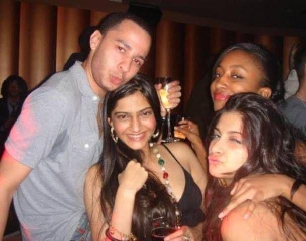 Indian Actress Caught Smoking & Drinking in Real Life Photos