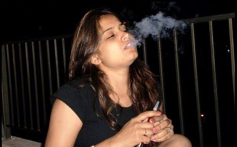 Indian Actress Caught Smoking & Drinking in Real Life Photos