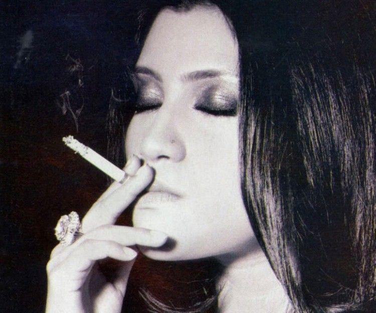 Indian Actress Caught Smoking & Drinking in Real Life Photos