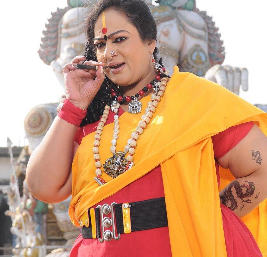 Indian Actress Caught Smoking & Drinking in Real Life Photos