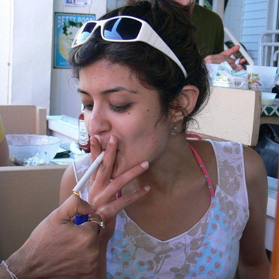 Indian Actress Caught Smoking & Drinking in Real Life Photos