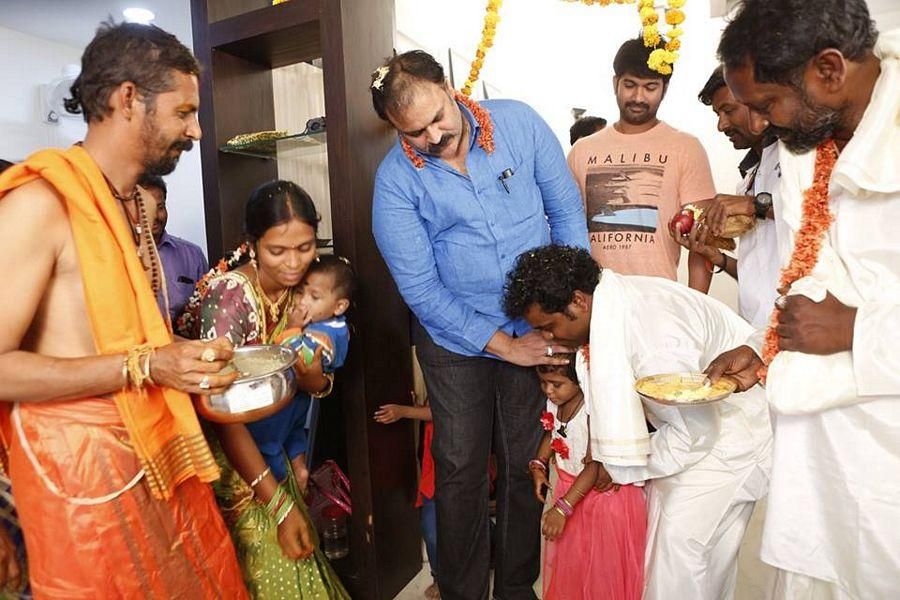 Jabardasth Stars with their Family Unseen Photos