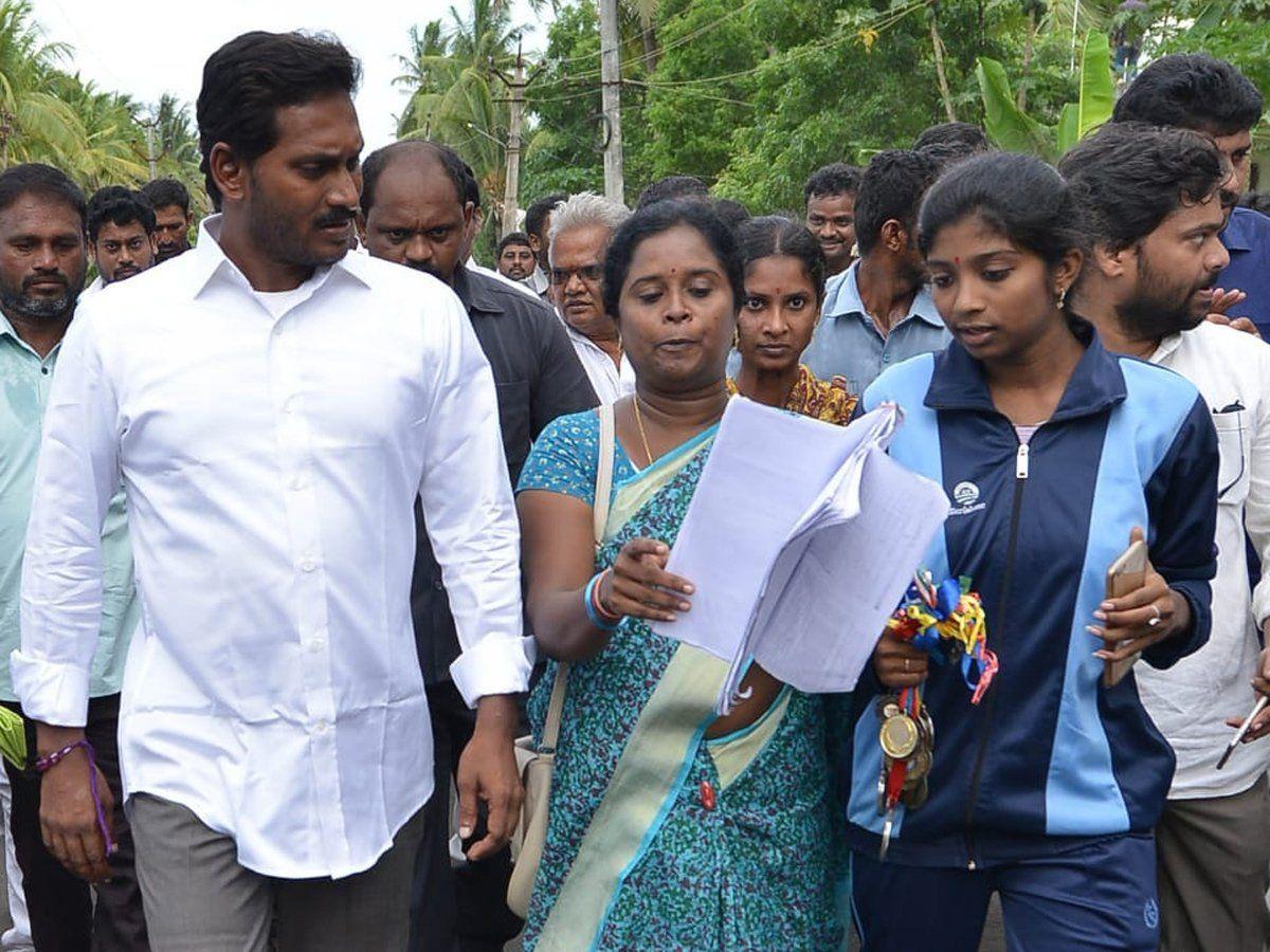 Jagan Praja Sankalpa Yatra Day 195 Photos