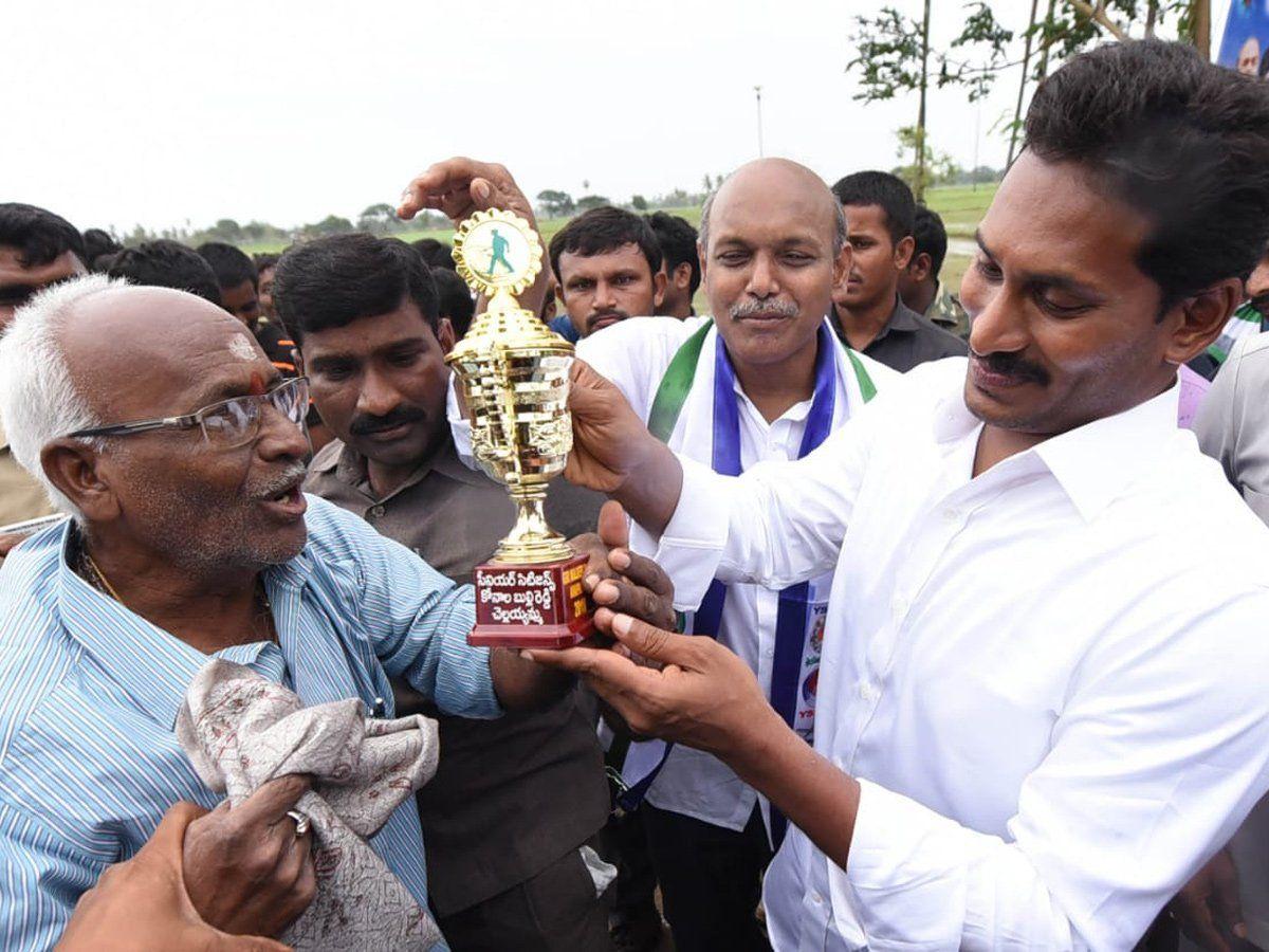 Jagan Praja Sankalpa Yatra Day 212 Photos