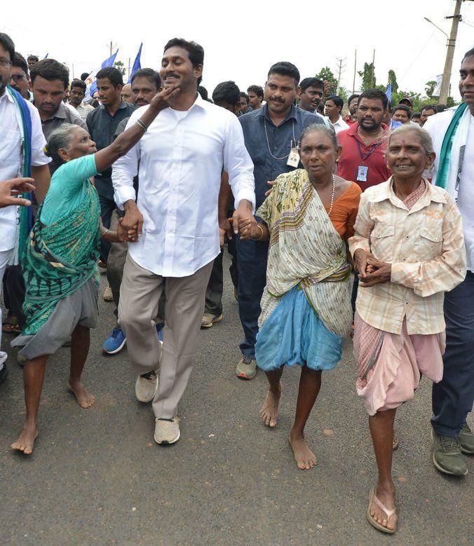 Jagan Praja Sankalpa Yatra Day 220 Photos