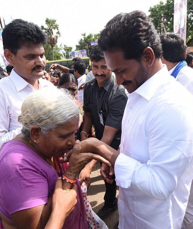 Jagan Praja Sankalpa Yatra Day 220 Photos
