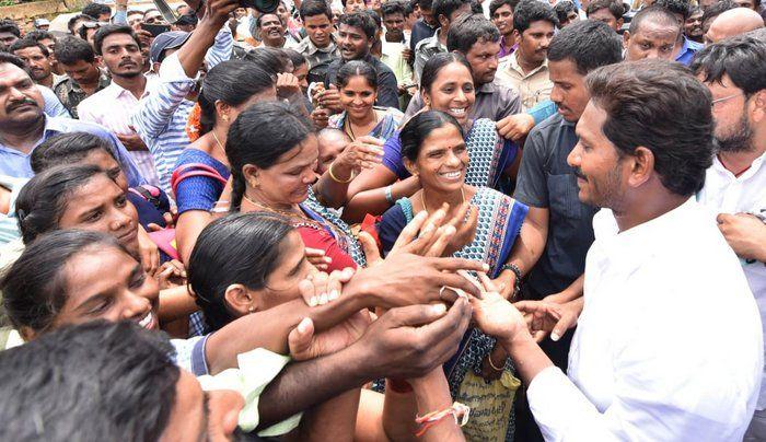 Jagan Praja Sankalpa Yatra Day 220 Photos
