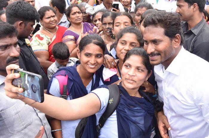 Jagan Praja Sankalpa Yatra Day 220 Photos