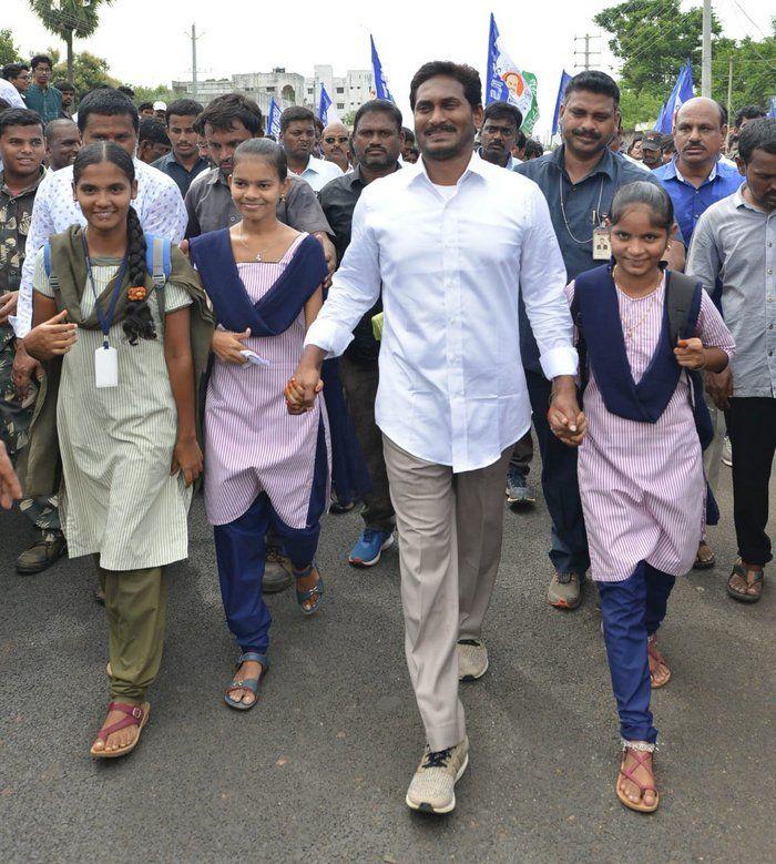 Jagan Praja Sankalpa Yatra Day 220 Photos