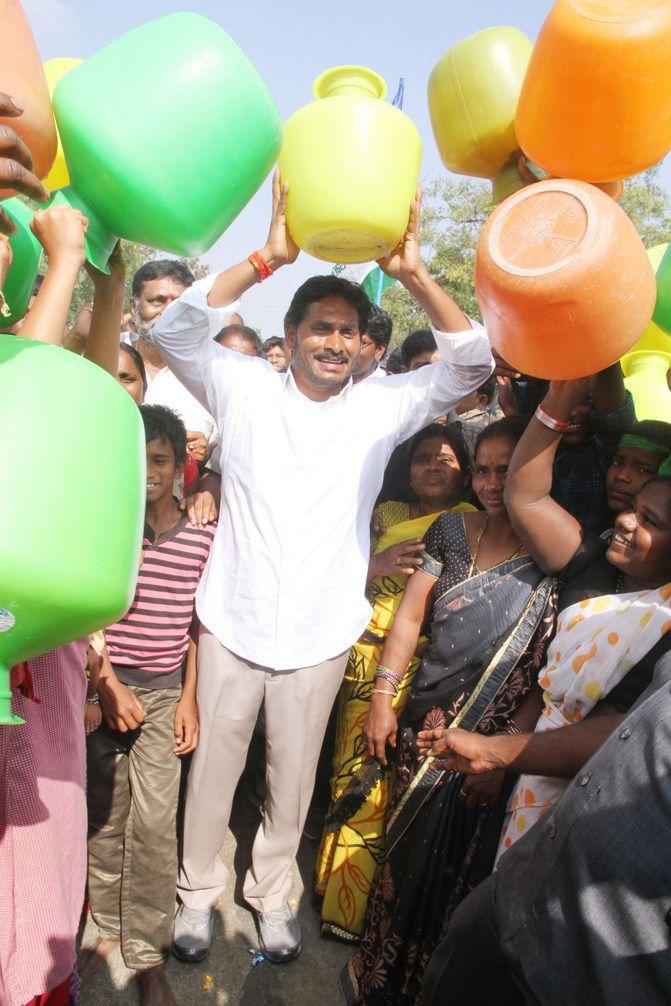 Jagan Praja Sankalpa Yatra Day 26 Photos