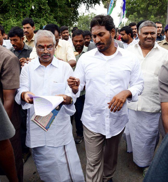 Jagan Praja Sankalpa Yatra Day 29 Photos