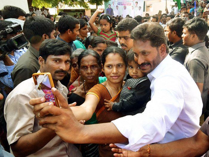 Jagan Praja Sankalpa Yatra Day-37 Photos