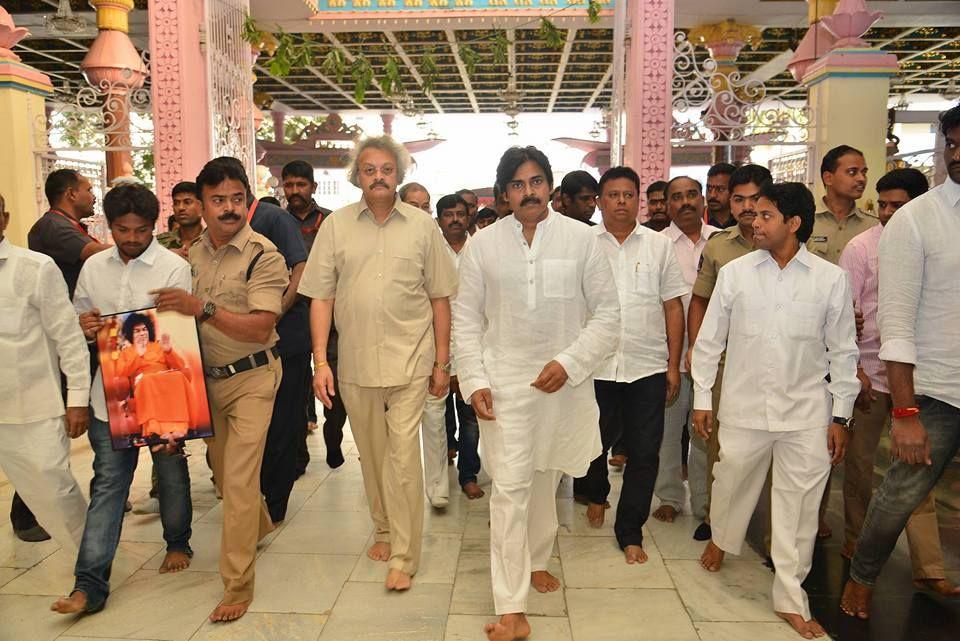 JanaSena Party Chief Pawan Kalyan at Prasanthi Nilayam - Puttaparthi