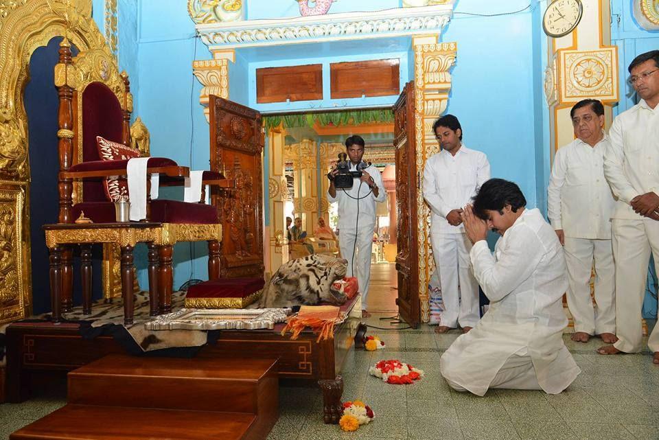 JanaSena Party Chief Pawan Kalyan at Prasanthi Nilayam - Puttaparthi