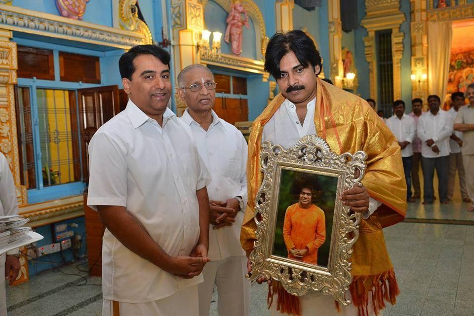 JanaSena Party Chief Pawan Kalyan at Prasanthi Nilayam - Puttaparthi