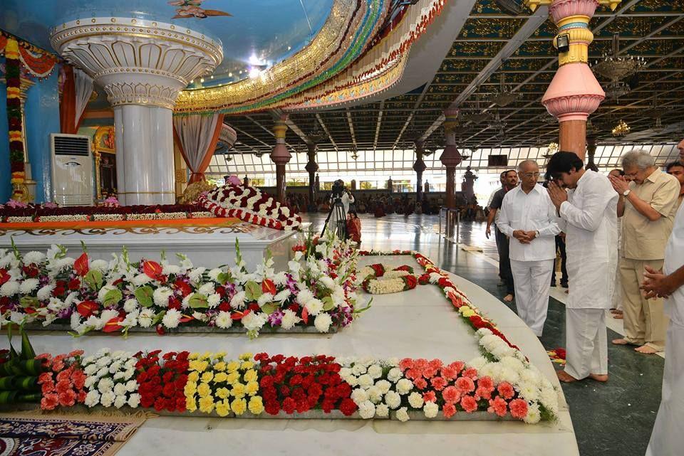 JanaSena Party Chief Pawan Kalyan at Prasanthi Nilayam - Puttaparthi