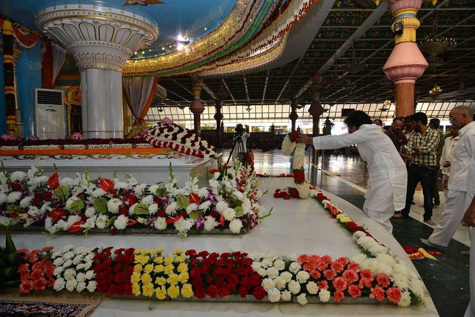 JanaSena Party Chief Pawan Kalyan at Prasanthi Nilayam - Puttaparthi