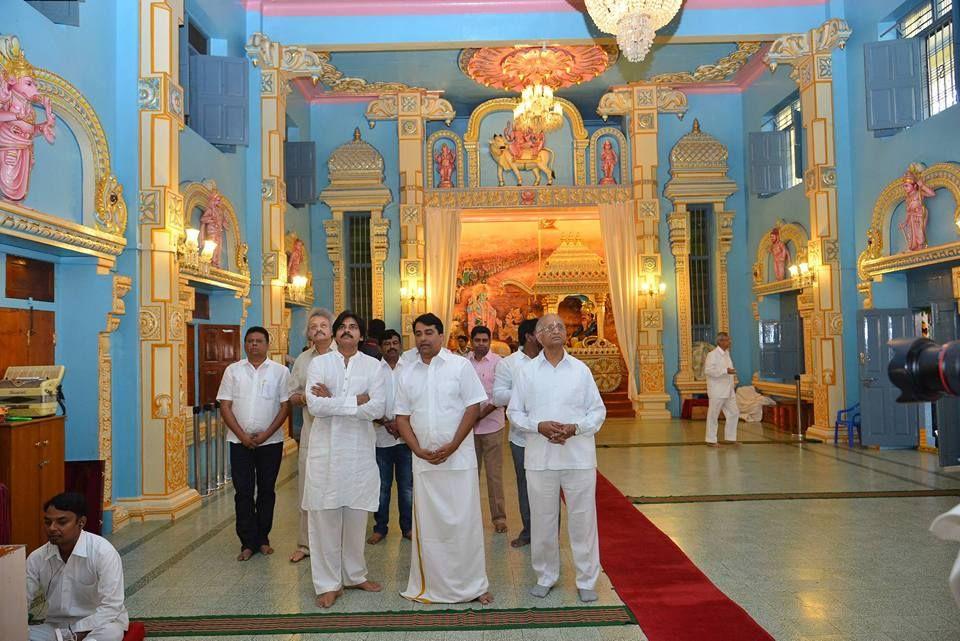 JanaSena Party Chief Pawan Kalyan at Prasanthi Nilayam - Puttaparthi