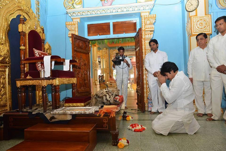 JanaSena Party Chief Pawan Kalyan at Prasanthi Nilayam - Puttaparthi