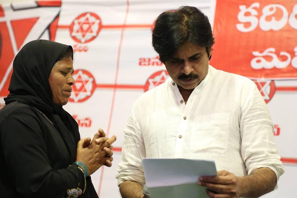 JanaSena Party Chief Pawan Kalyan interaction with women at Kadiri