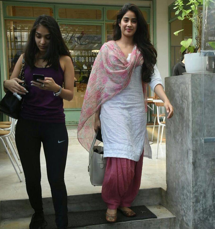 Janhvi Kapoor Rare & Unseen Latest Hot Photos 2017