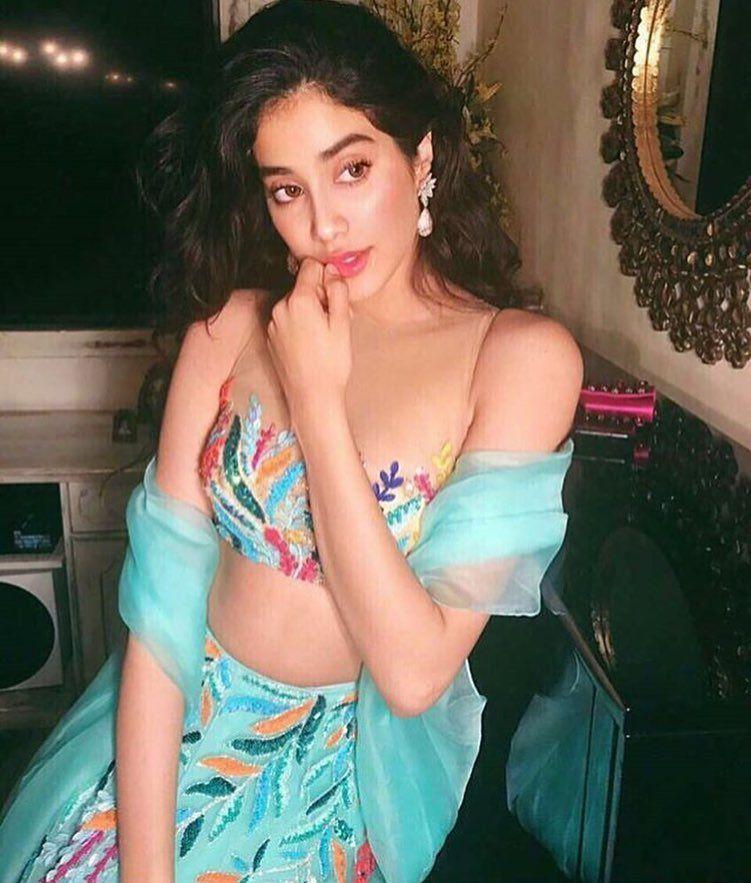 Janhvi Kapoor Rare & Unseen Latest Hot Photos 2017