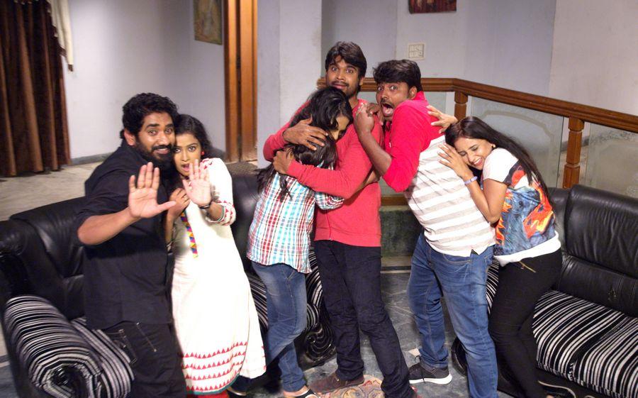 Karulo Shikarukelithe Movie Posters & Stills