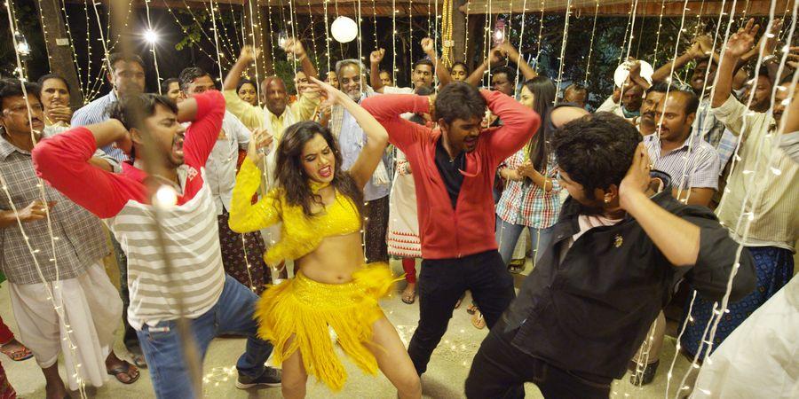 Karulo Shikarukelithe Movie Posters & Stills