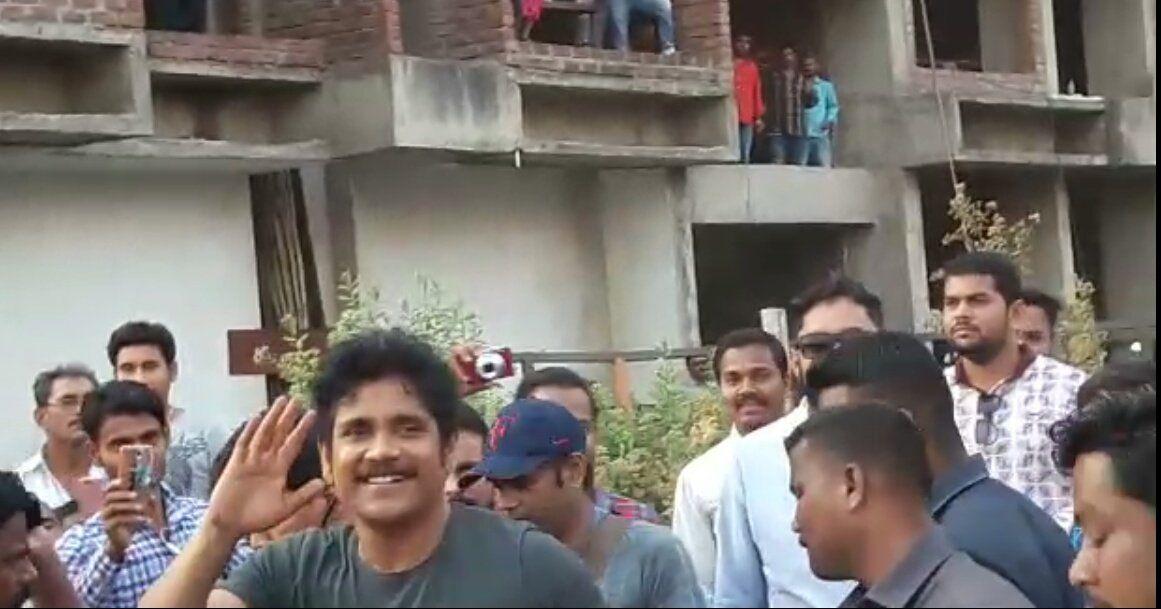 King Nagarjuna On The Sets Of Officer NagRgv4 Movie Stills