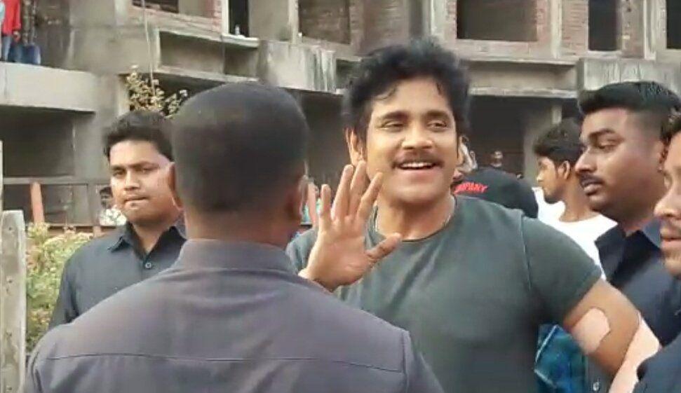 King Nagarjuna On The Sets Of Officer NagRgv4 Movie Stills