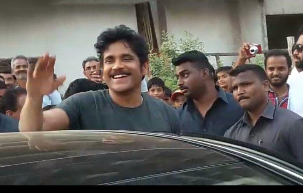 King Nagarjuna On The Sets Of Officer NagRgv4 Movie Stills