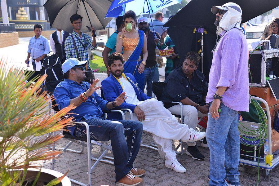 LEAKED: Duvvada Jagannadham Movie Working Stills