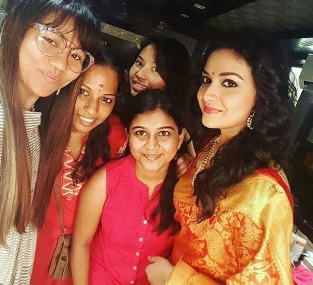 LEAKED: Keerthy Suresh & Shalini Pandey from the sets of Savithri Movie