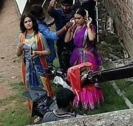 LEAKED: Keerthy Suresh & Shalini Pandey from the sets of Savithri Movie