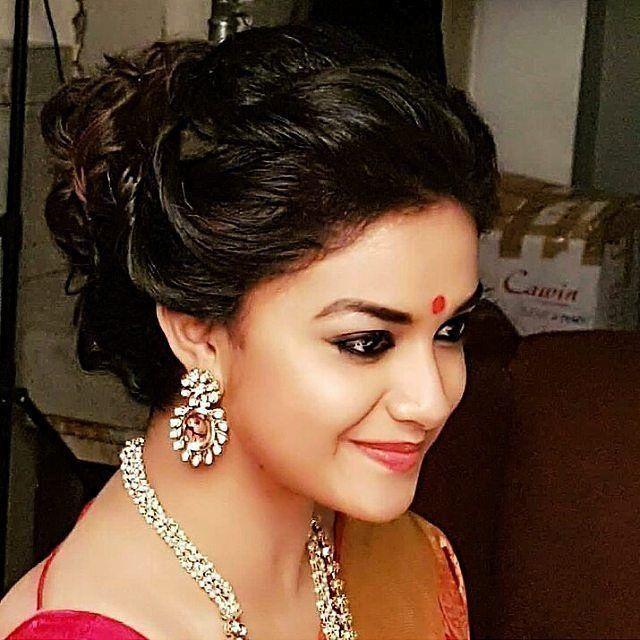 LEAKED: Keerthy Suresh & Shalini Pandey from the sets of Savithri Movie
