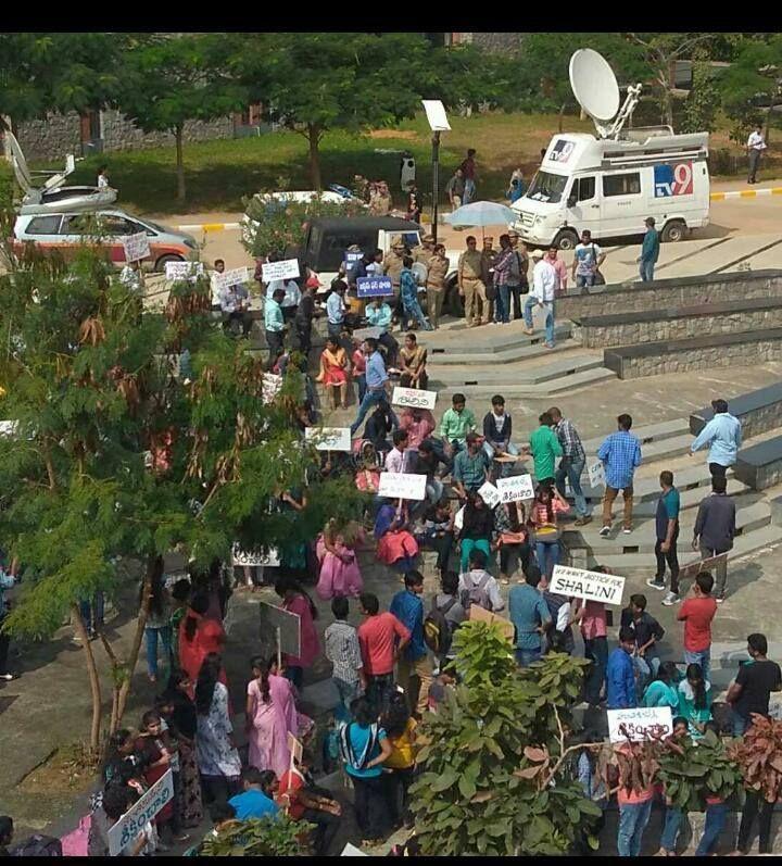 LEAKED PHOTOS: Ravi Teja's Next cop Film Touch Chesi Chudu Movie