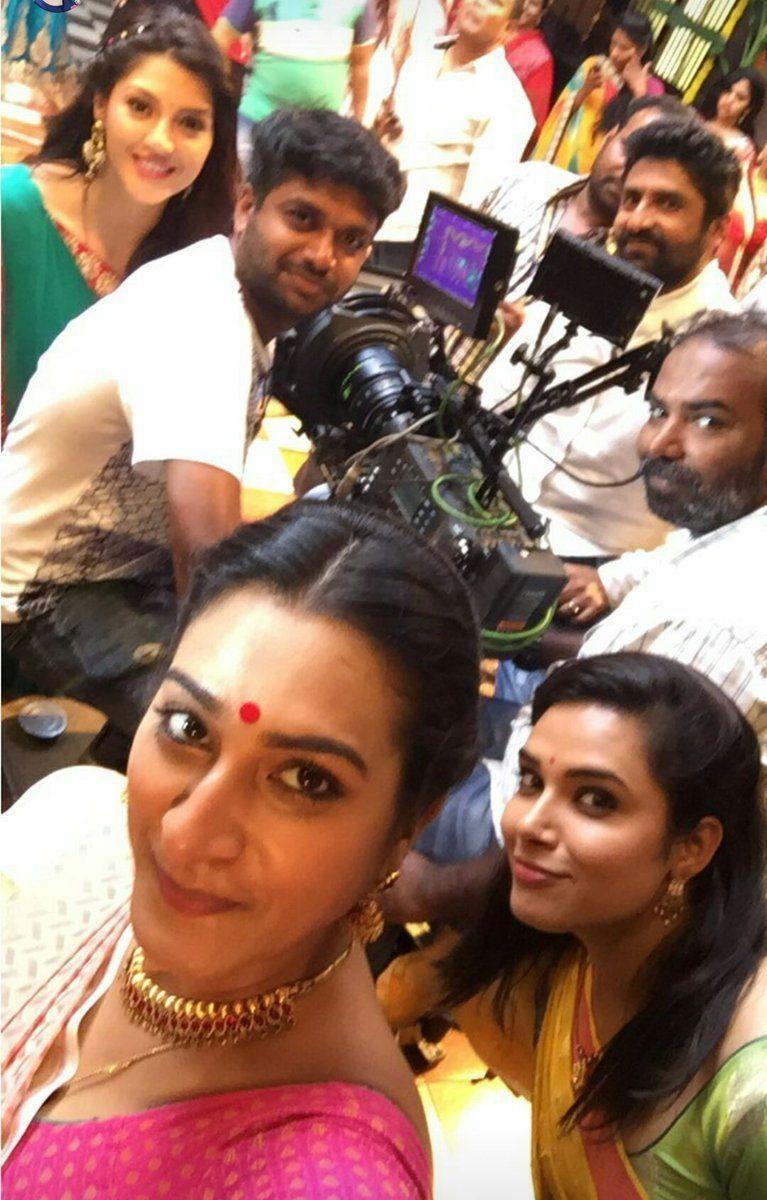 Latest Snaps Leaked From the Sets of Raja The Great Movie