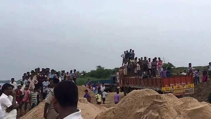 Leaked: Rangasthalam 1985 Movie New Working Stills