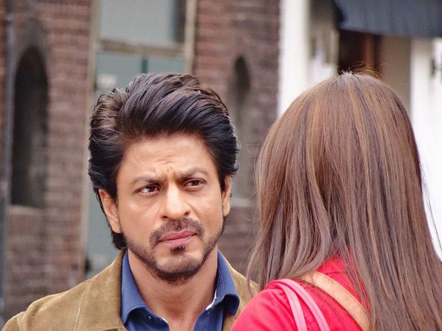 Leaked Photos of SRK & Anushka On The Sets Of The Ring