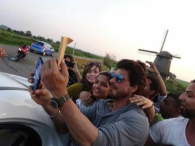 Leaked Photos of SRK & Anushka On The Sets Of The Ring