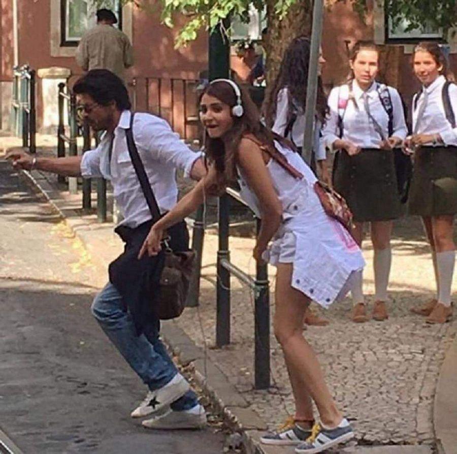 Leaked Photos of SRK & Anushka On The Sets Of The Ring