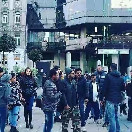 Leaked Photos of SRK & Anushka On The Sets Of The Ring