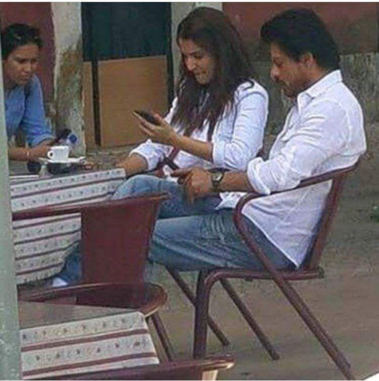 Leaked Photos of SRK & Anushka On The Sets Of The Ring