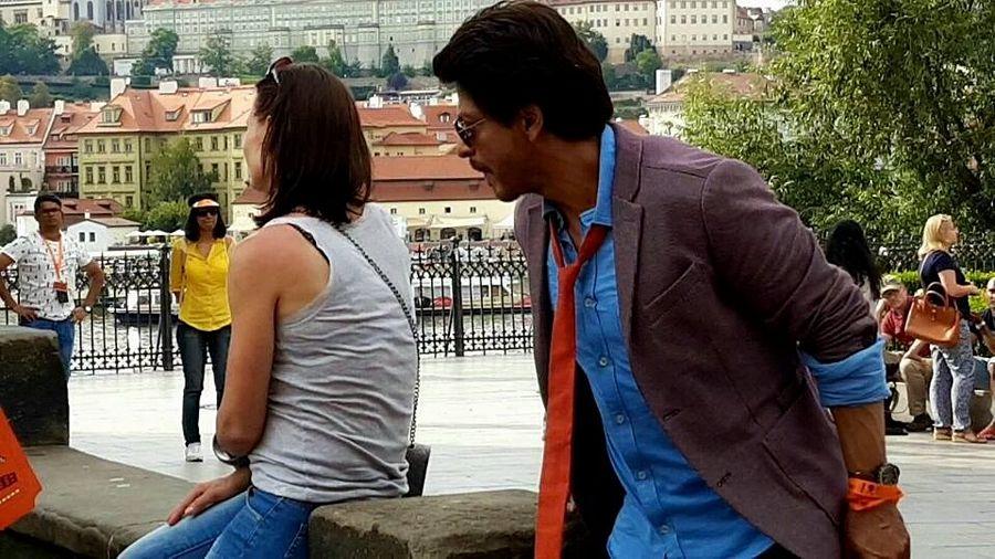 Leaked Photos of SRK & Anushka On The Sets Of The Ring